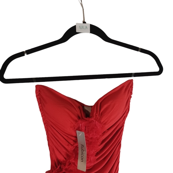 RUBICON Red Strapless Stretchy Asymmetrical Floral Bandeau Top Small NWT - Picture 4 of 9